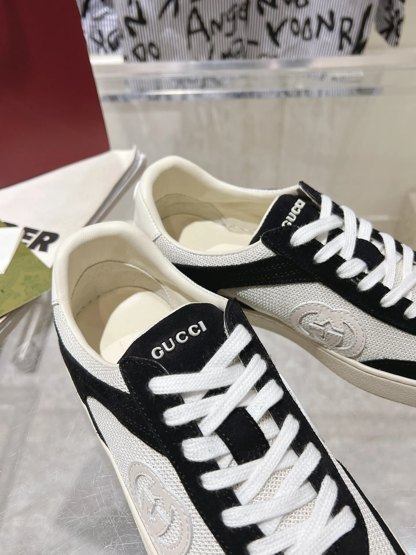👟👟Ex-factory price 540👟👟Men's size +10 New upgraded version🔥Gucci 2024 new white shoes casual shoes hot recommendation, original TPU soles, original fabrics, original sheepskin lining sheepskin feet🔥Original cover craftsmanship is reproduced one to one! The pursuit of ultimate comfort! 🔥🔥 [Love] Fabric: Imported cow suede + mesh [Love] Packing: Counter-matched red shoe box ➕ Aviation airplane box [Love] Code number: 35-45